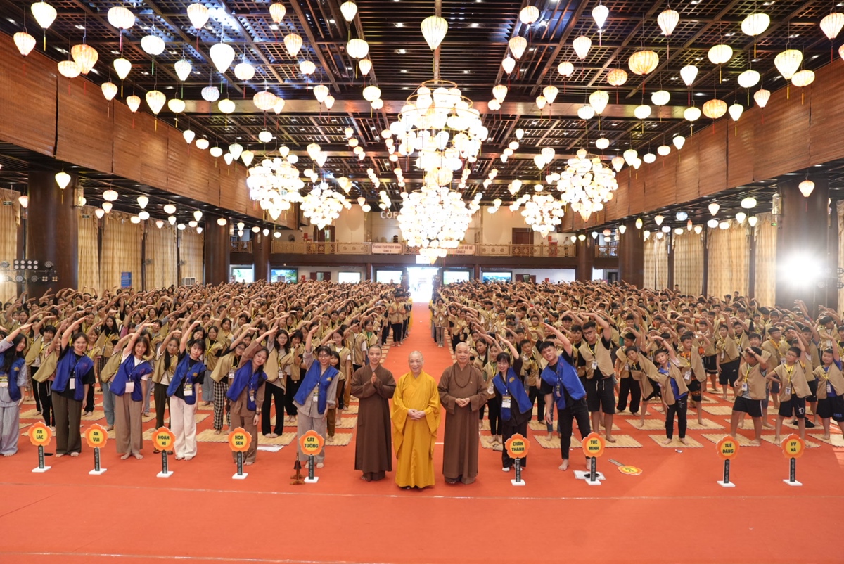 Hà Nam: HT.Thích Bảo Nghiêm chia sẻ về "Đạo hiếu" cho 1500 khóa sinh trong khóa tu tuổi trẻ tại chùa Tam Chúc