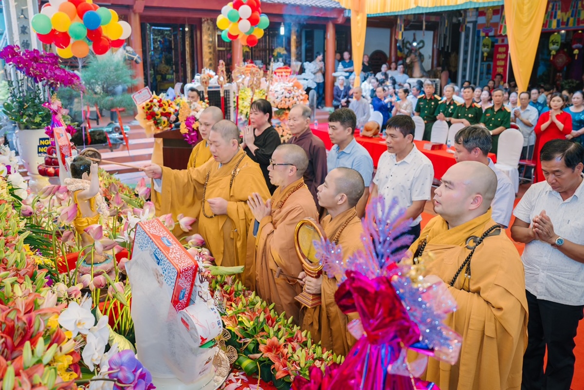 Hà Nội: Chùa Trung Dương kính mừng Phật đản PL.2567