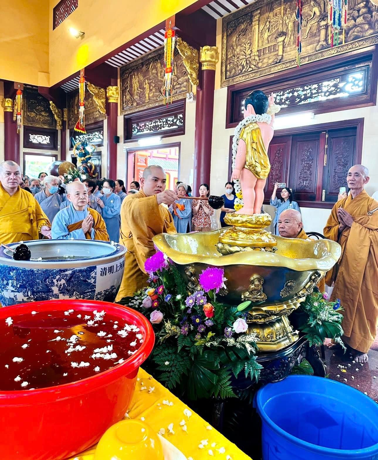 TP.HCM: Tổ đình Linh Sơn trang nghiêm cử hành lễ tắm Phật PL.2567 – DL.2023