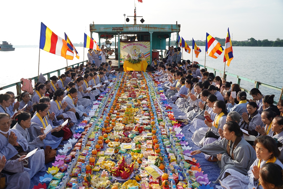 Hà Nội: Đạo tràng Pháp Hoa chùa Bằng tổ chức lễ phóng sinh kính mừng Phật đản PL.2567