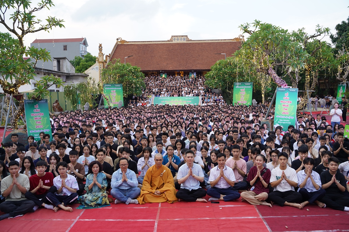 Hà Nội: Gần 1800 bạn trẻ về chùa Quan Âm - Đông Anh cầu nguyện trước kỳ thi tốt nghiệp và thi Đại học năm 2023
