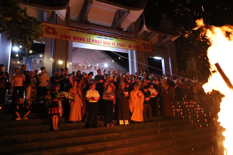 Hà Giang: Chùm ảnh đêm văn nghệ chào mừng Phật đản tại chùa Nậm Dầu