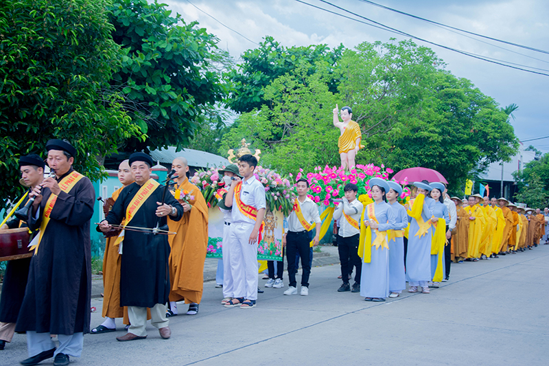 Quảng Nam: Lễ rước Kim thân Đức Phật đản sanh và trao quà từ thiện nhân dịp Phật đản PL.2567