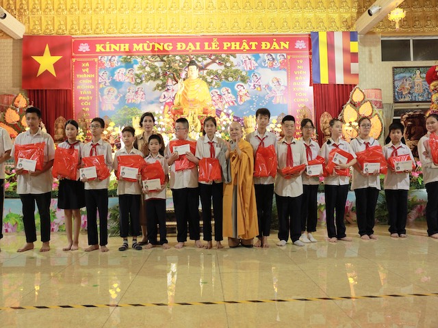 Hải Phòng: Chùa Vẽ trao tặng 40 phần quà nhân đại lễ Phật đản PL.2567