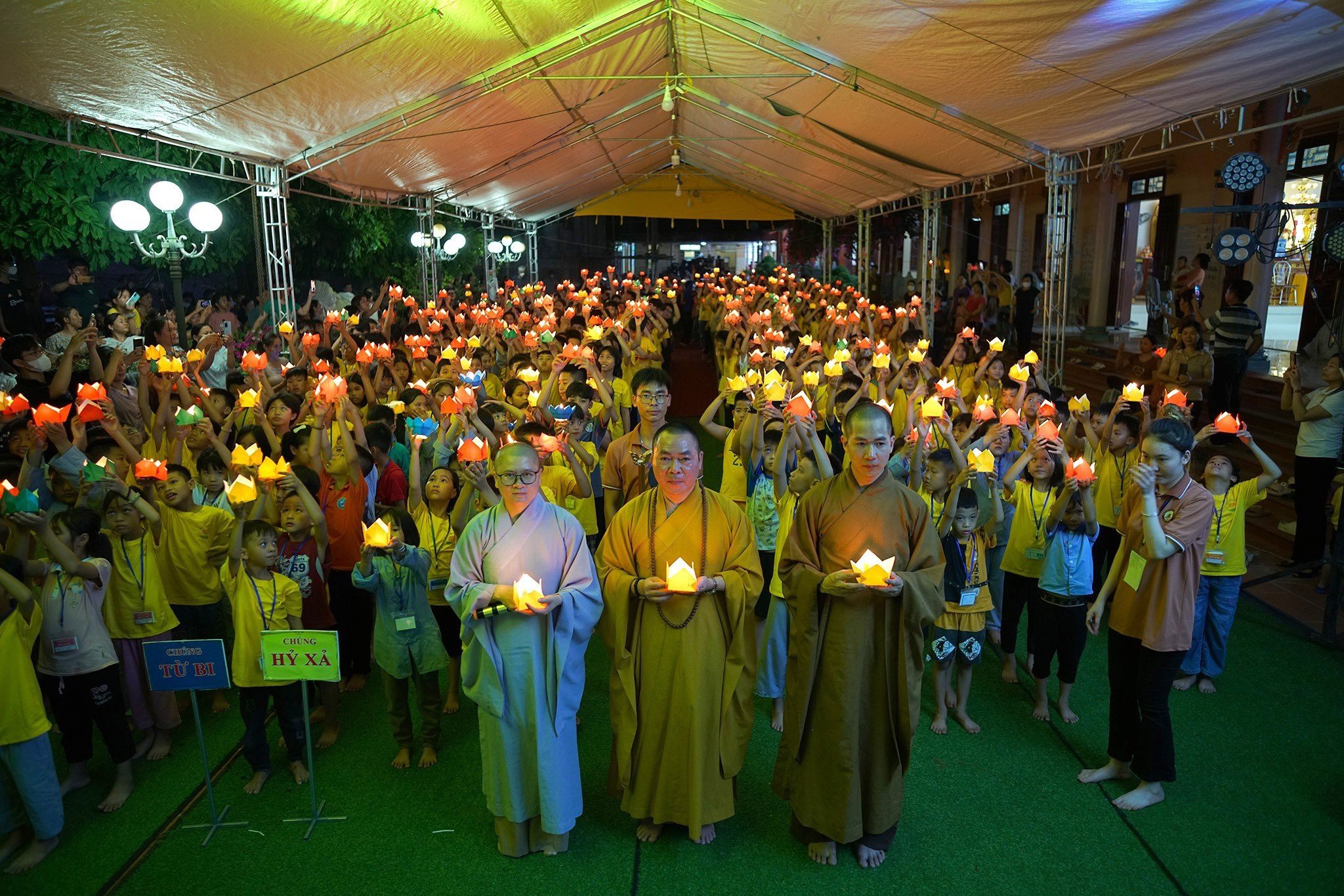 Nam Định: Xúc động đêm thắp nến tri ân cha mẹ tại chùa Hải Nam