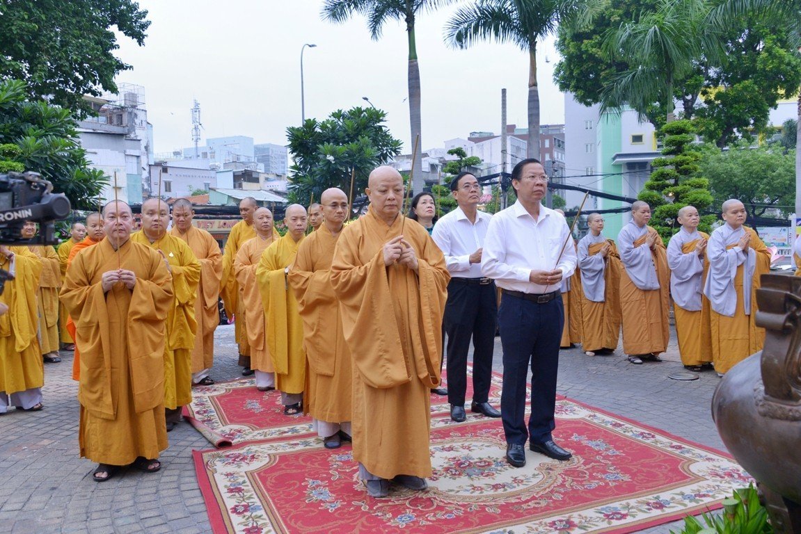 TP.HCM: Lãnh đạo thành phố dâng hương tại Tượng đài Bồ tát Quảng Đức