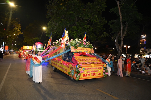 Hải Phòng: Trang nghiêm lễ Diễu hành xe hoa và kính mừng Phật đản PL.2567