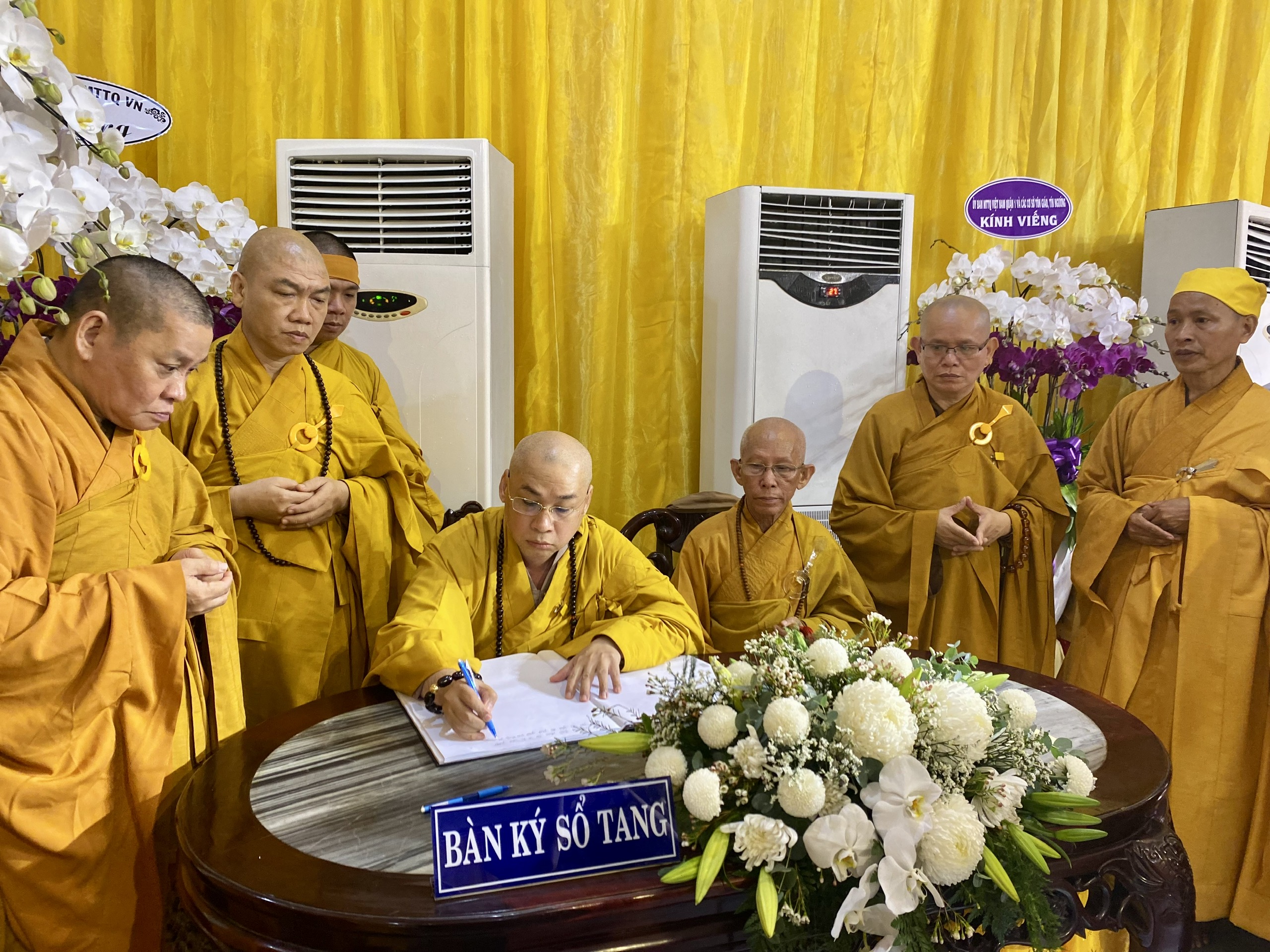 TP.HCM: Ban Trị sự Phật giáo quận Phú Nhuận viếng tang Đại lão HT. Thích Thanh Sơn, Thành viên HĐCM GHPGVN