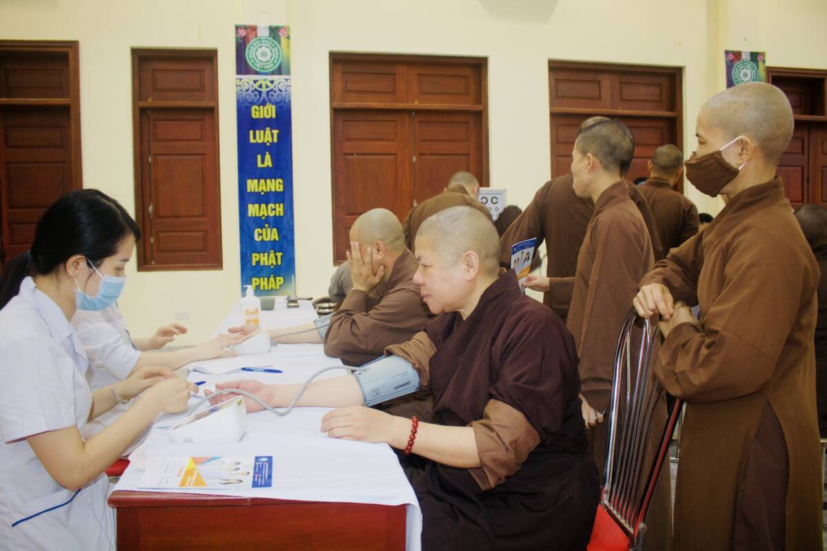 Vĩnh Phúc: Khám bệnh và cấp phát thuốc miễn phí cho Tăng Ni, Phật tử tại trường hạ chùa Bầu
