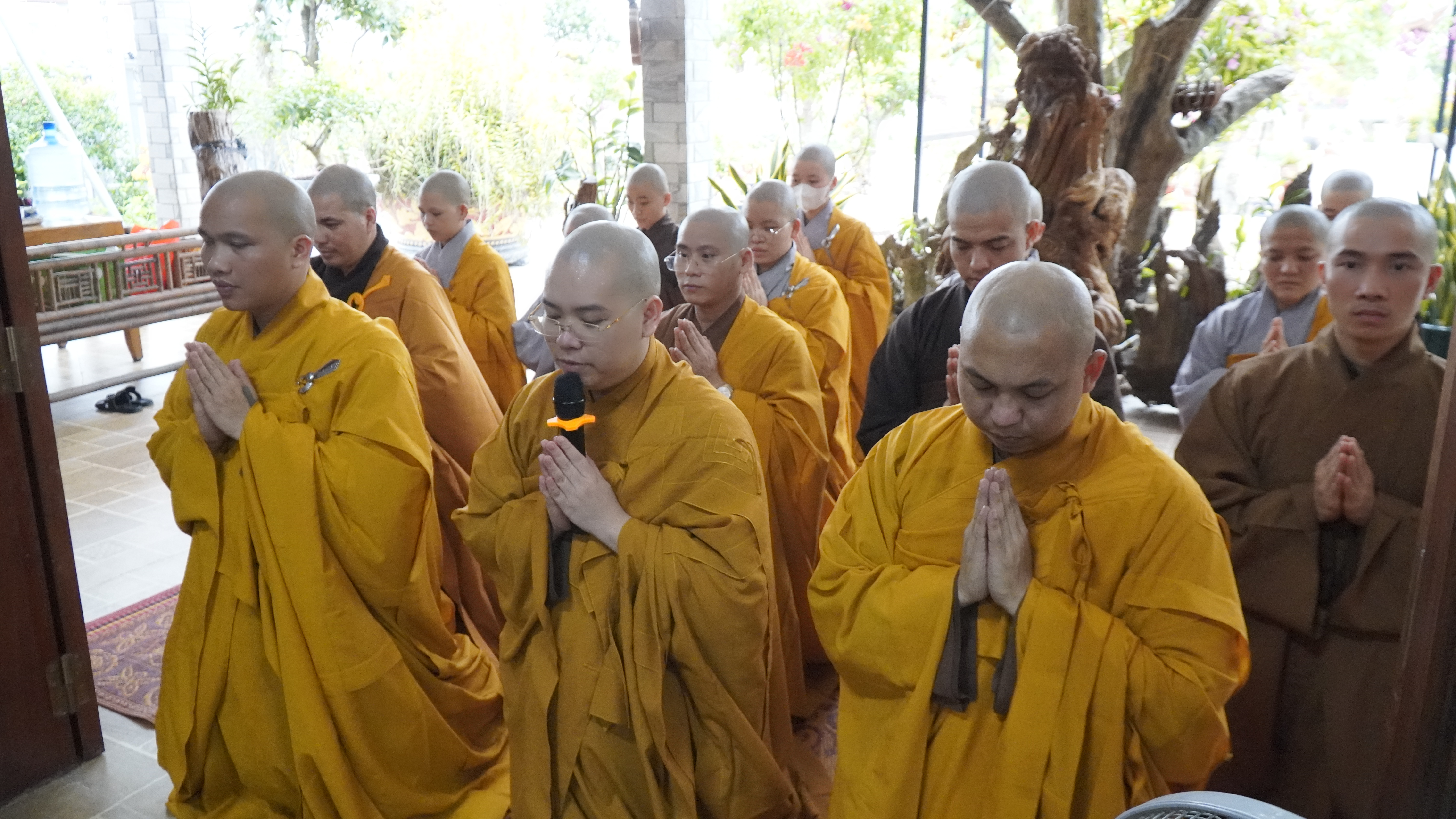 Hội Tăng Ni sinh tỉnh Thái Bình đang theo học tại Học viện Phật giáo về tùy hỷ, cúng dàng các trường hạ trong tỉnh