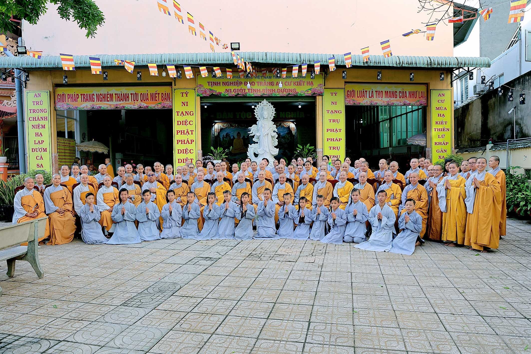 Bình Dương: Đoàn Phân ban Ni giới Trung ương thăm trường hạ Ni tại chùa Tây Thiên