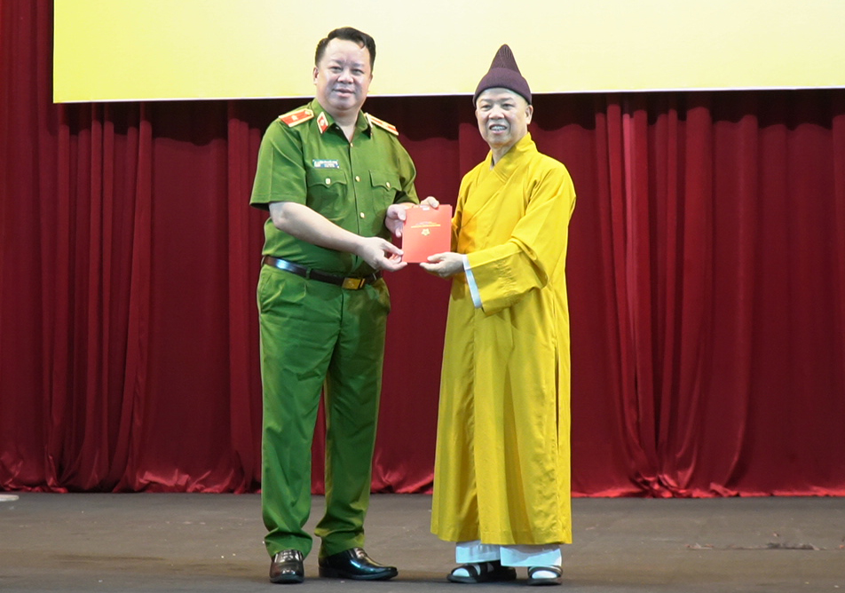 Tăng Ni sinh Học viện Phật giáo Việt Nam tại Hà Nội tham gia đăng ký kích hoạt và sử dụng tài khoản định danh điện tử (VneID)