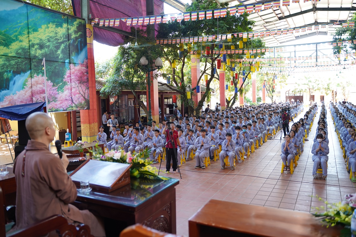 Hà Nội: Thượng tọa Thích Minh Quang chia sẻ Phật pháp với 550 khóa sinh trong khóa tu tuổi trẻ tại chùa Bằng
