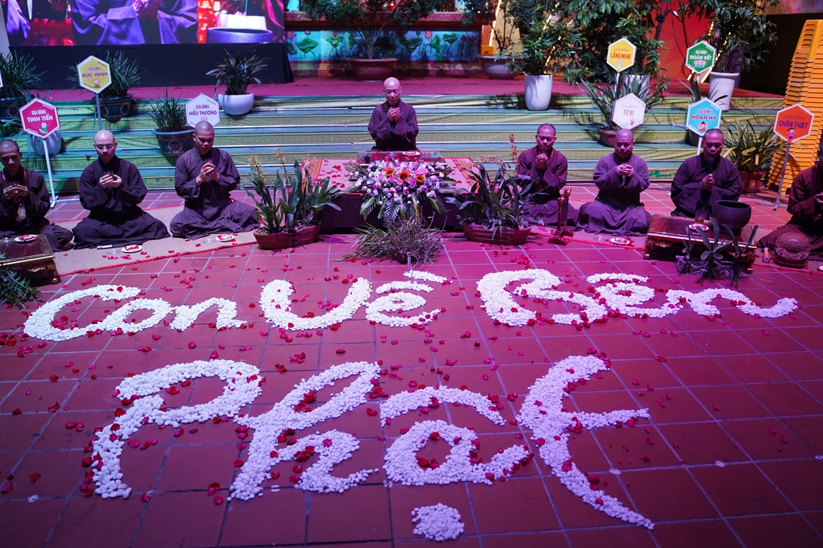 Hà Nội: Đêm thiền trà “Con về bên Phật” tại khóa tu tuổi trẻ lần XI của chùa Bằng