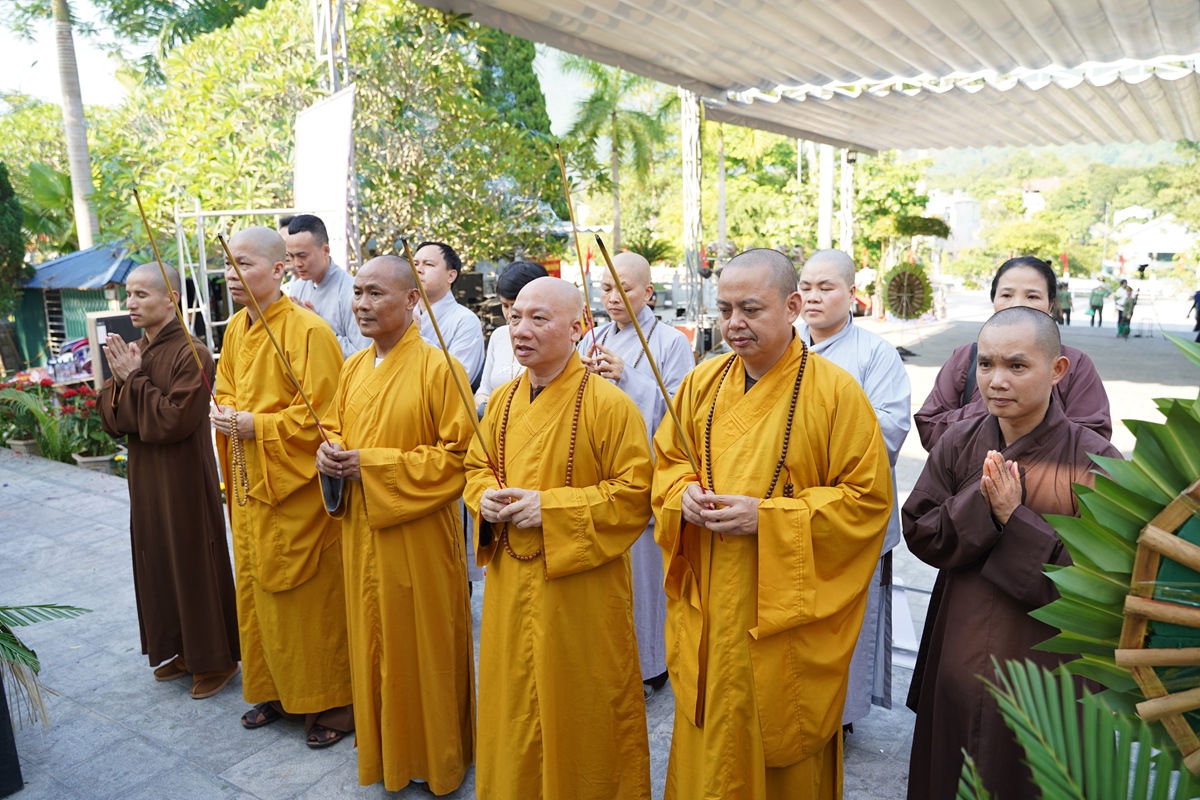 Hà Giang: Chư Tôn đức Ban Hoằng pháp TW và Ban Kinh tế tài chính TW dâng hương tưởng niệm tại Nghĩa trang Liệt sĩ quốc gia Vị Xuyên