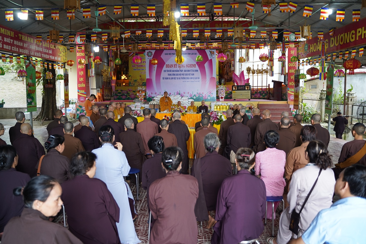 Chư tôn đức Ban Hoằng pháp TW và Ban Kinh tế tài chính TW thăm - cúng dường Trường hạ tại tỉnh Yên Bái, Lào Cai