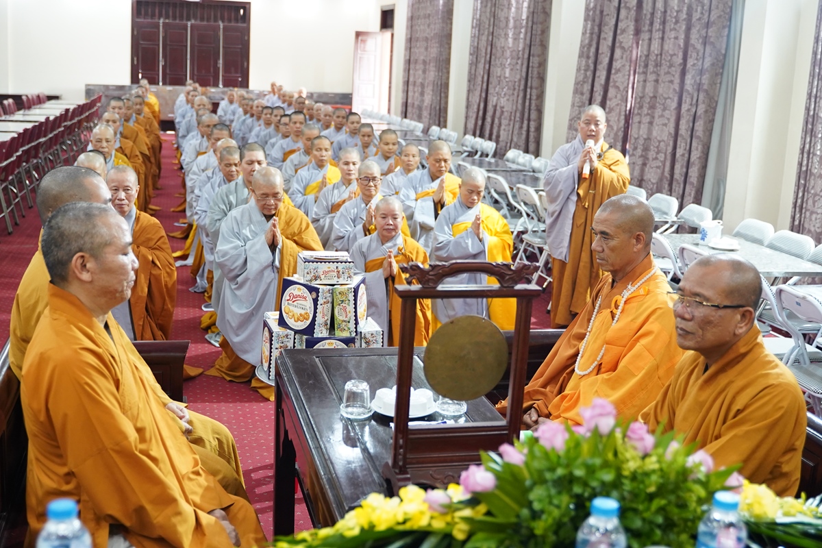 Phái đoàn Phân ban Ni giới TW thăm và cúng dường Trường hạ 6 tỉnh thành phía Bắc