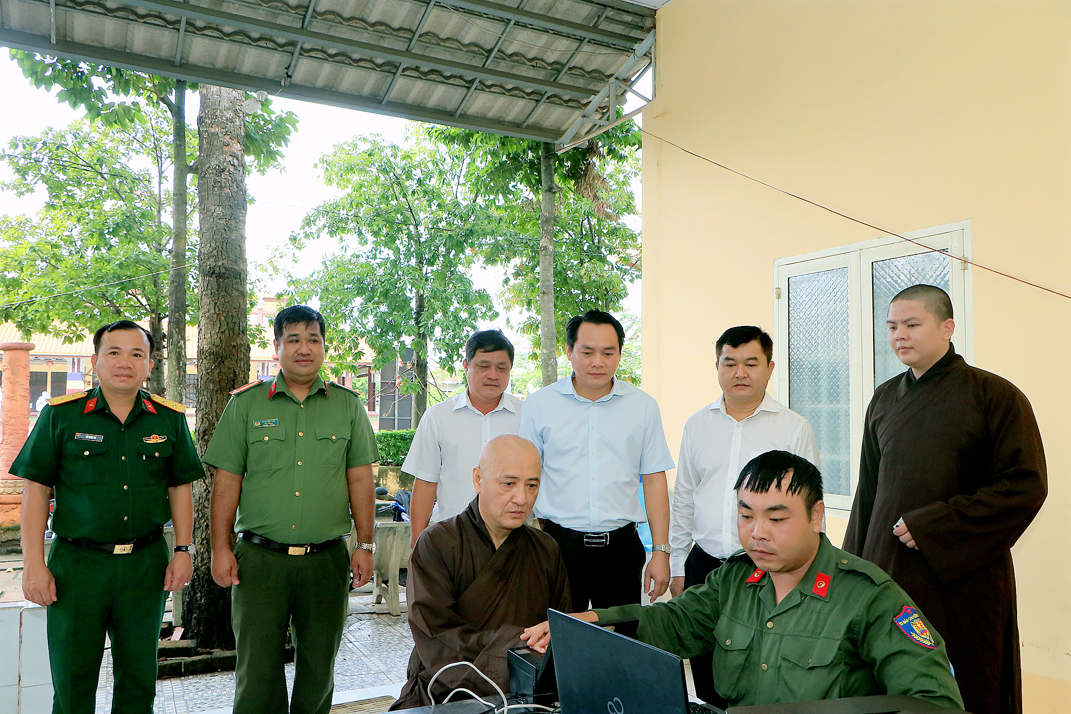 Bình Dương: Hỗ trợ các Tăng Ni, Phật tử cài đặt, kích hoạt mã định danh điện tử VNeID