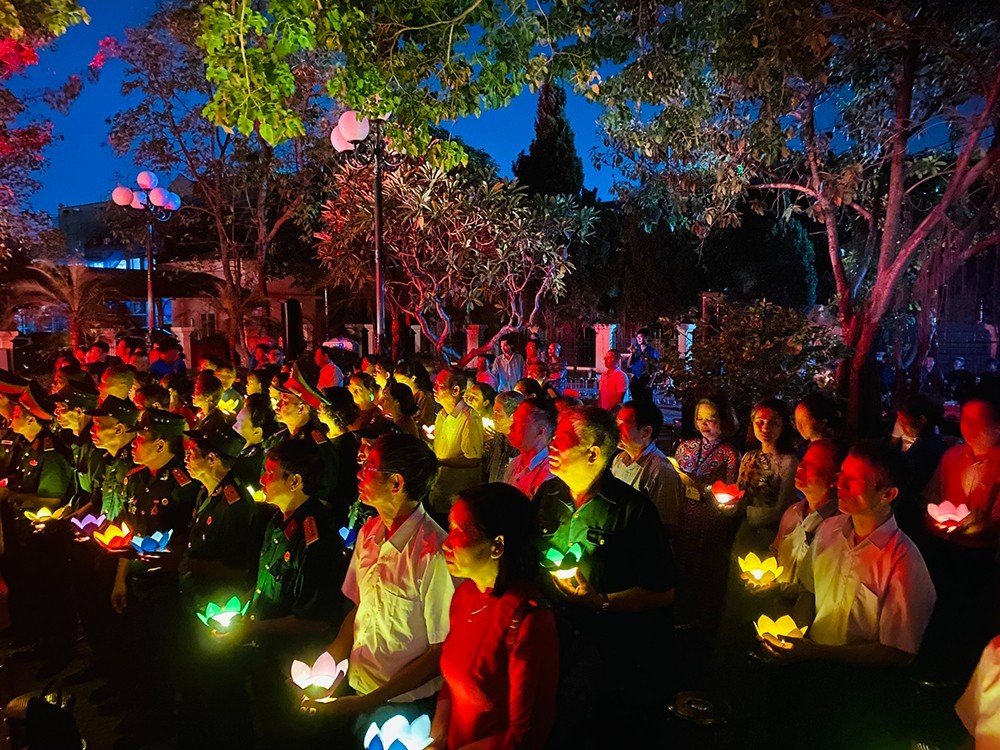 Hà Nội: Đại lễ cầu siêu, thắp nến tri ân các Anh hùng liệt sĩ tại Đài Tưởng Niệm phường Thượng Thanh