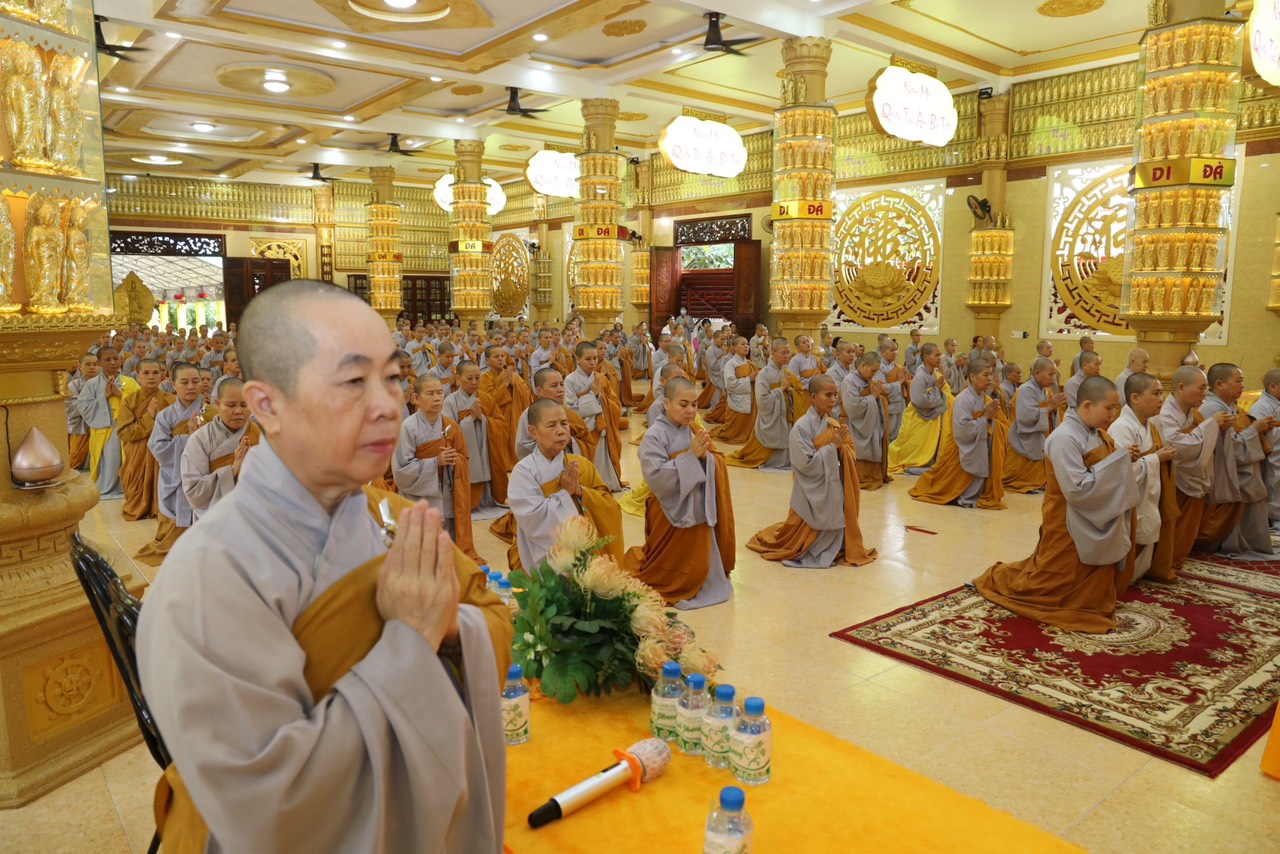 Đồng Nai: Ban Trị sự GHPGVN huyện Long Thành thăm, cúng dường các trường hạ