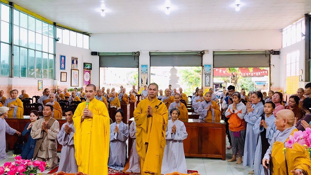 TP.HCM: Chùa Linh Quang thăm, cúng dường 9 trường hạ trên địa bàn Tp. Thủ Đức