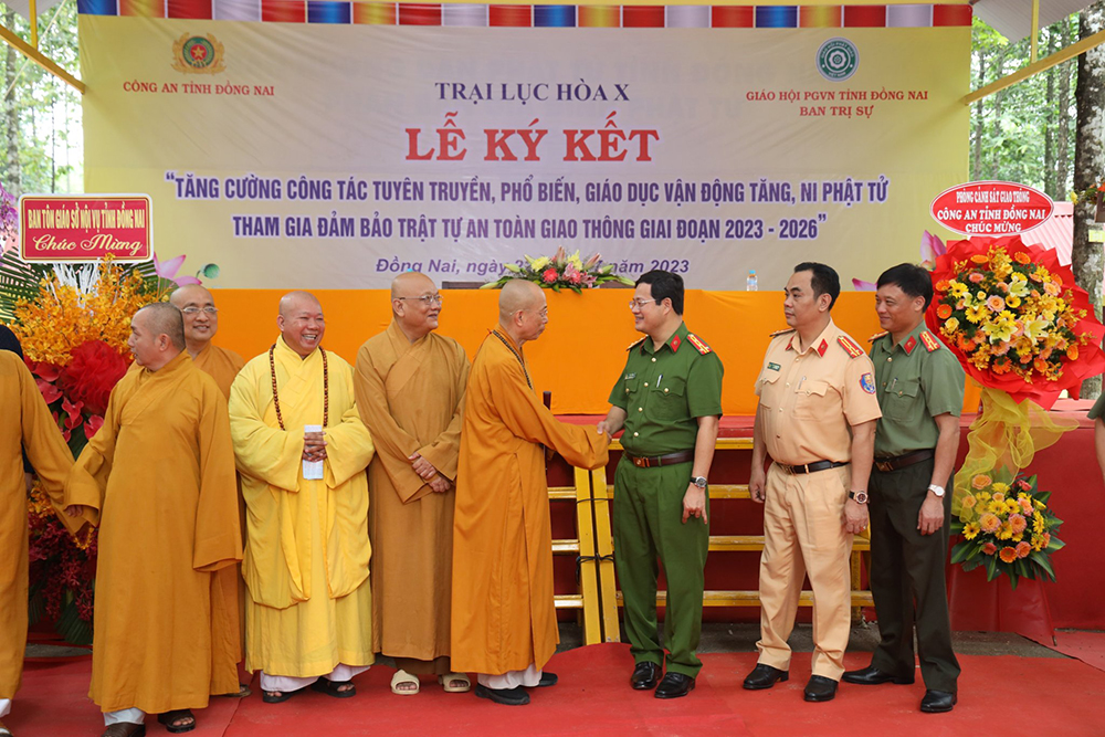 Đồng Nai: Ký kết thực hiện chương trình phối hợp tuyên truyền, vận động Tăng Ni, Phật tử tham gia đảm bảo trật tự, an toàn giao thông