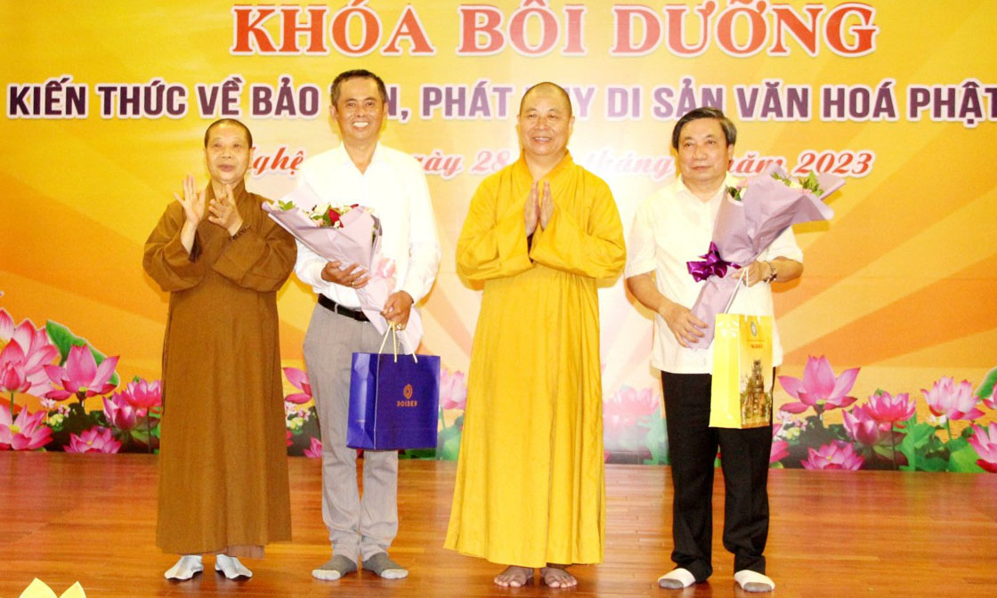 Nghệ An: Bế mạc khóa Bồi dưỡng kiến thức về bảo tồn phát huy Di sản văn hóa Phật giáo