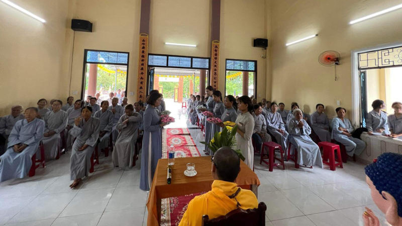 Quảng Nam: Lễ dâng y và cài hoa hiếu hạnh tại chùa Ngọc Sơn, huyện Thăng Bình