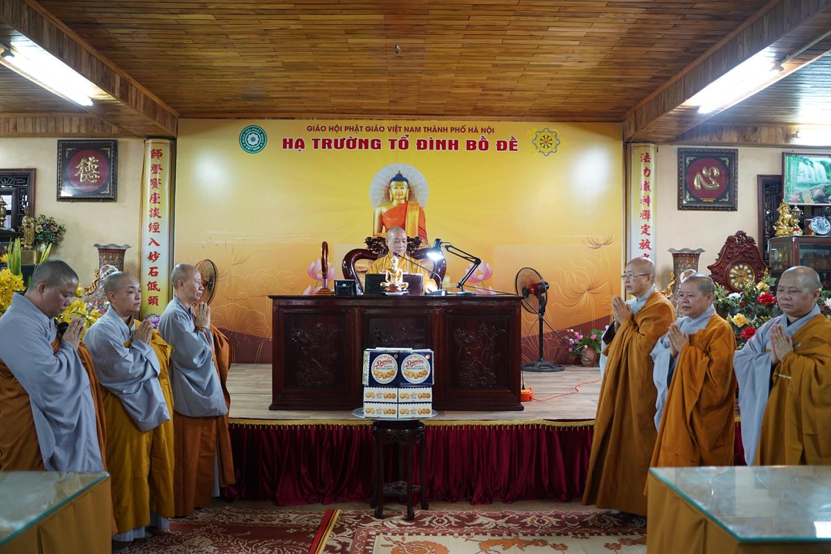 Phái đoàn Phân ban Ni giới TW cúng dường Trường hạ chùa Quán Sứ cùng một số Trường hạ tại Hà Nội