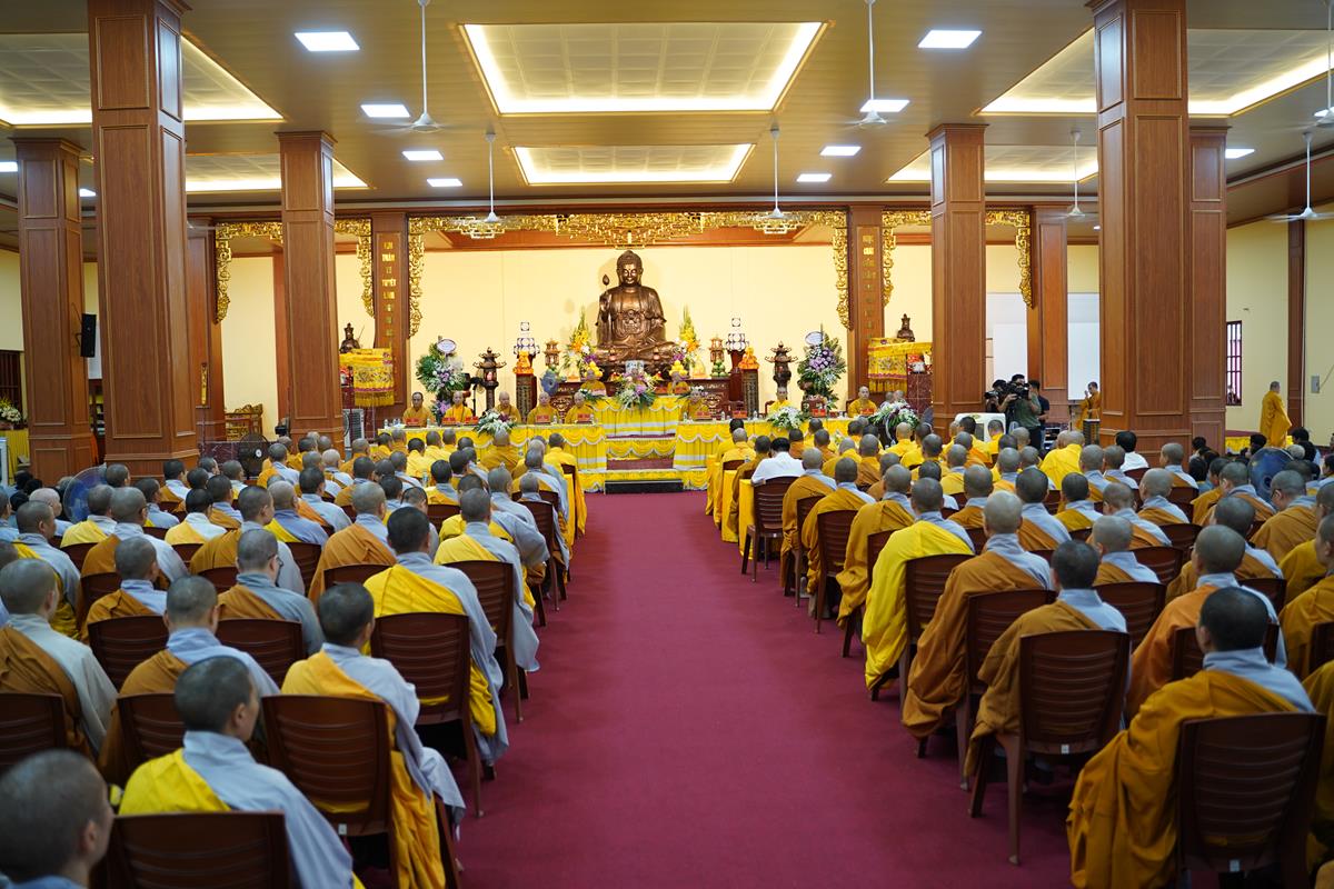 Đức Pháp chủ cùng chư tôn đức Hội đồng Trị sự thăm Trưởng lão Hoà thượng Thích Thanh Dũng