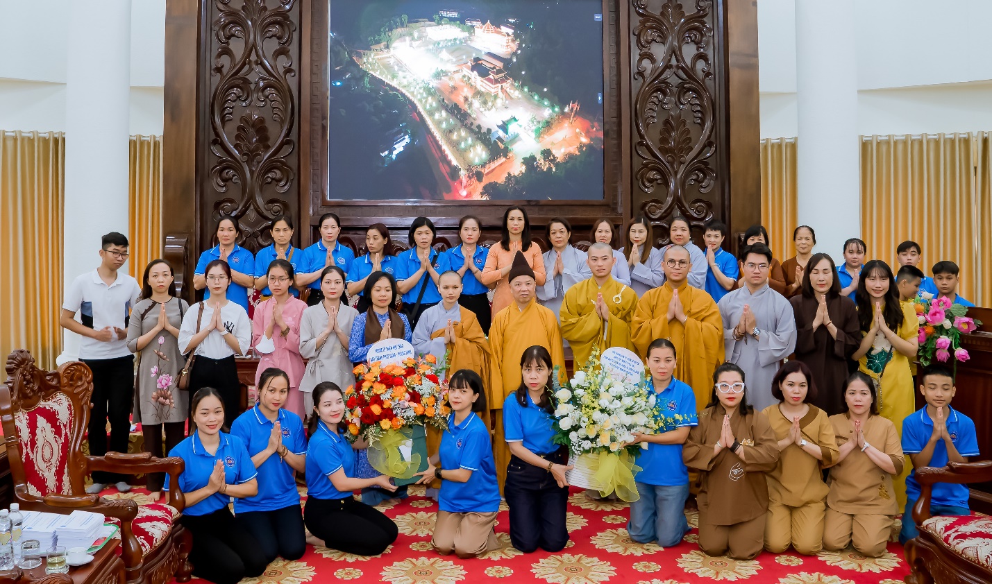 Hà Nội: Đoàn Phân ban Từ thiện - Phật tử Đạo tràng Pháp Đăng (Quảng Ninh) cúng dường trường hạ Sóc Thiên Vương HVPGVN