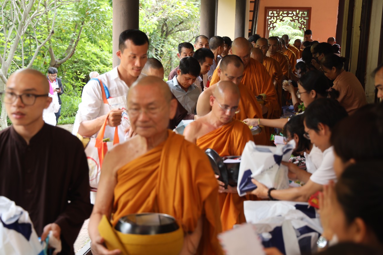 TP.HCM: Lễ dâng y tắm mưa theo truyền thống Phật giáo Nam tông tại chùa Bửu Long