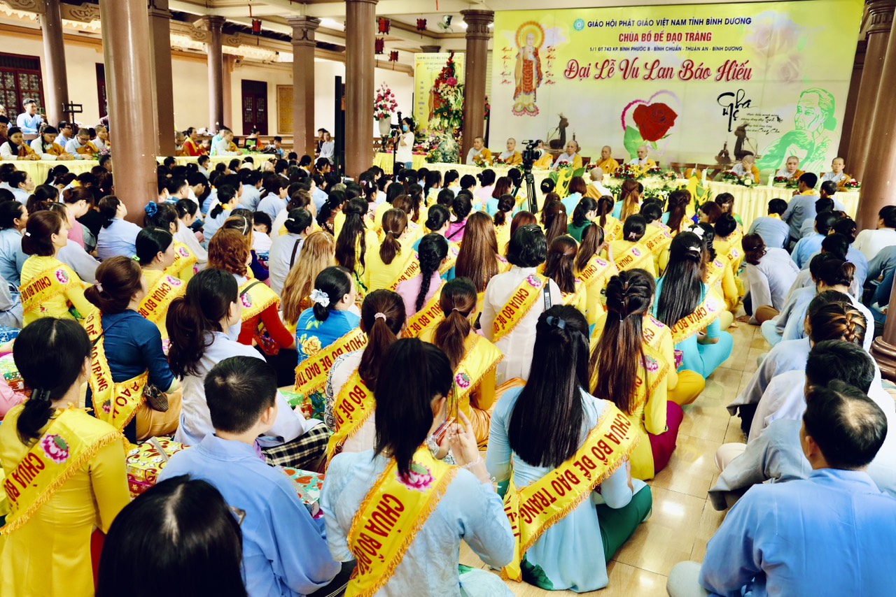 Bình Dương: Lễ Vu lan - dâng Y một nét đẹp báo ân và tri ân