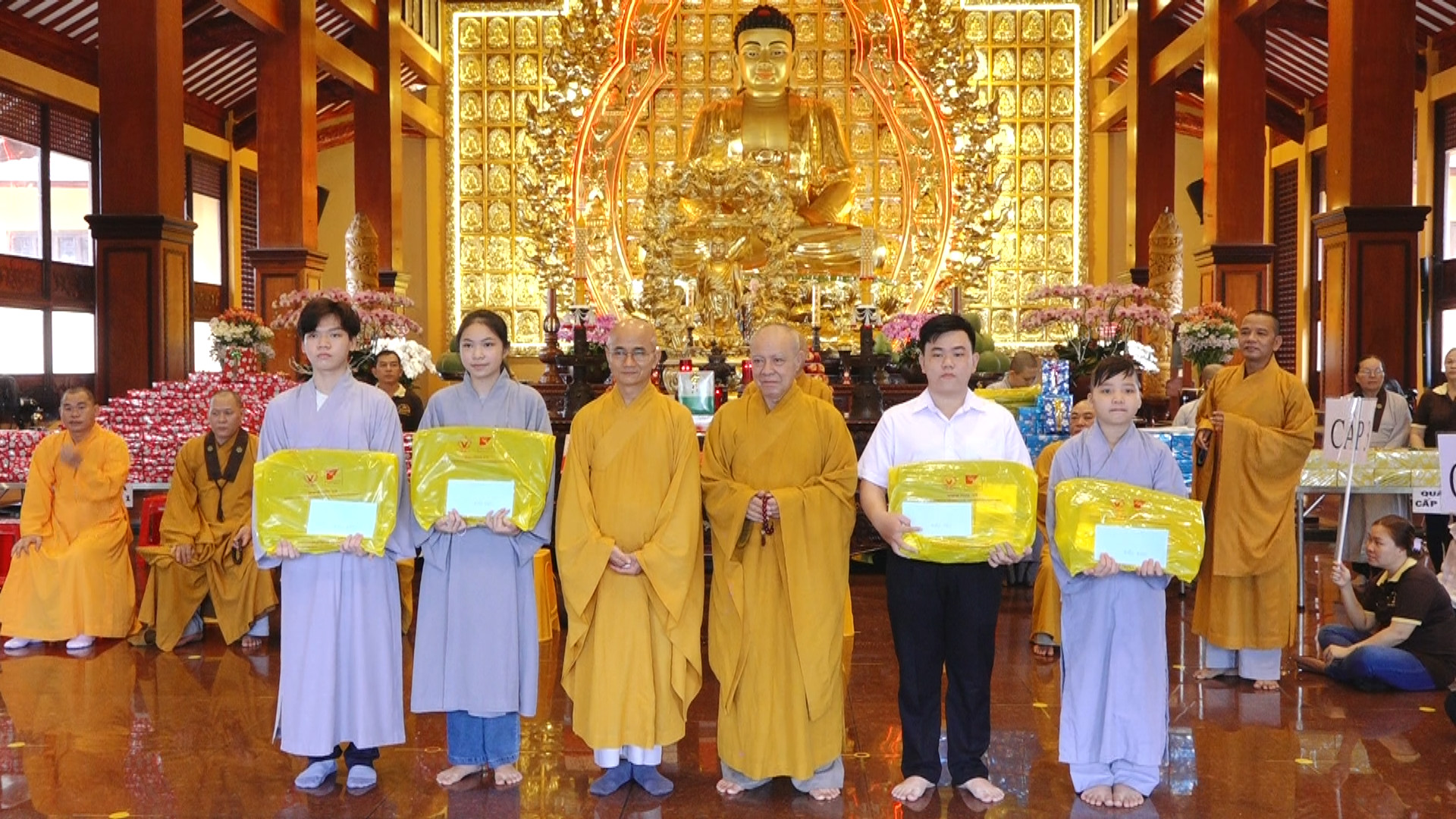 TP.HCM: Ban Hoằng pháp trao thưởng cho học sinh giỏi