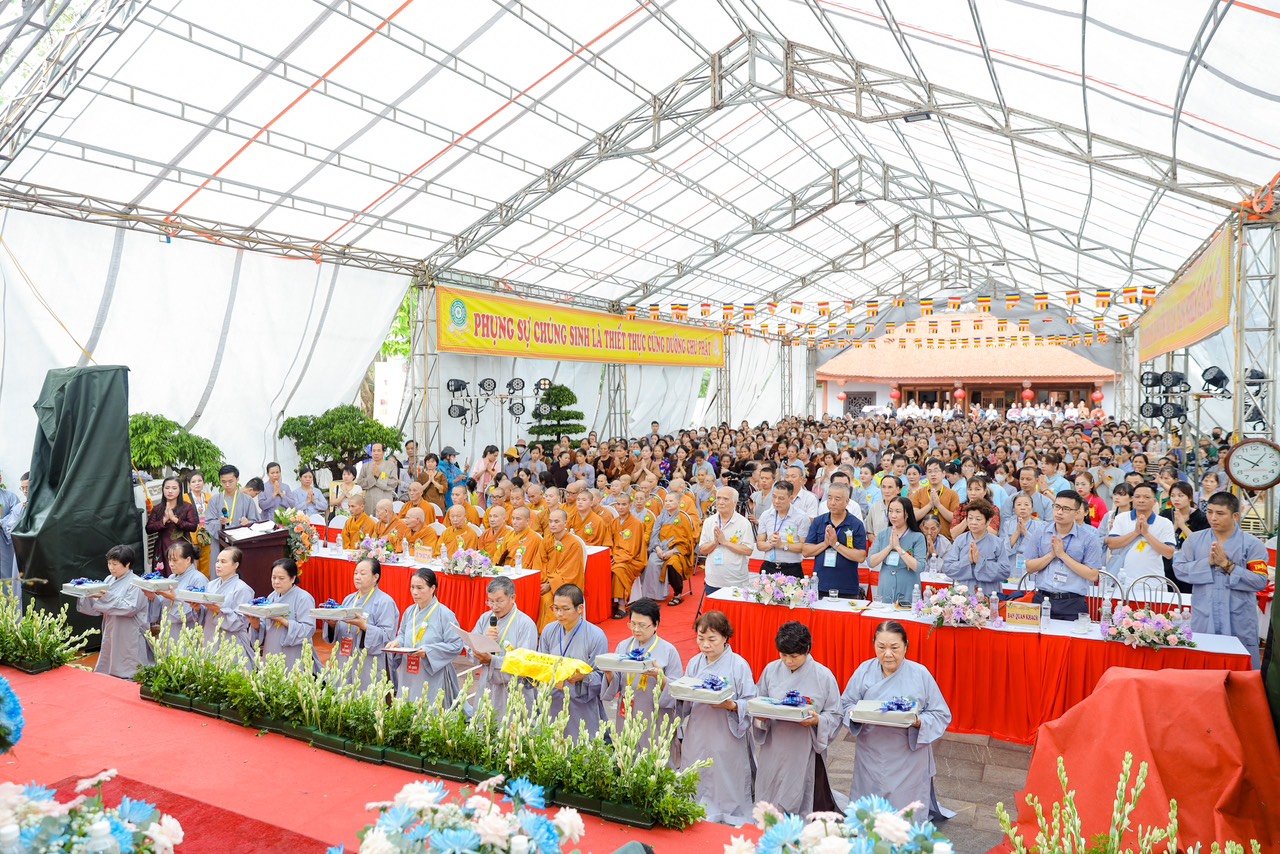 Hà Nội: Hàng ngàn người tham dự lễ Vu Lan tại Thiền viện Sùng Phúc
