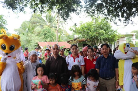 Bình Phước: Thăm và tặng quà trung thu cho các em học sinh người đồng bào dân tộc S'Tiêng tại huyện Hớn Quản