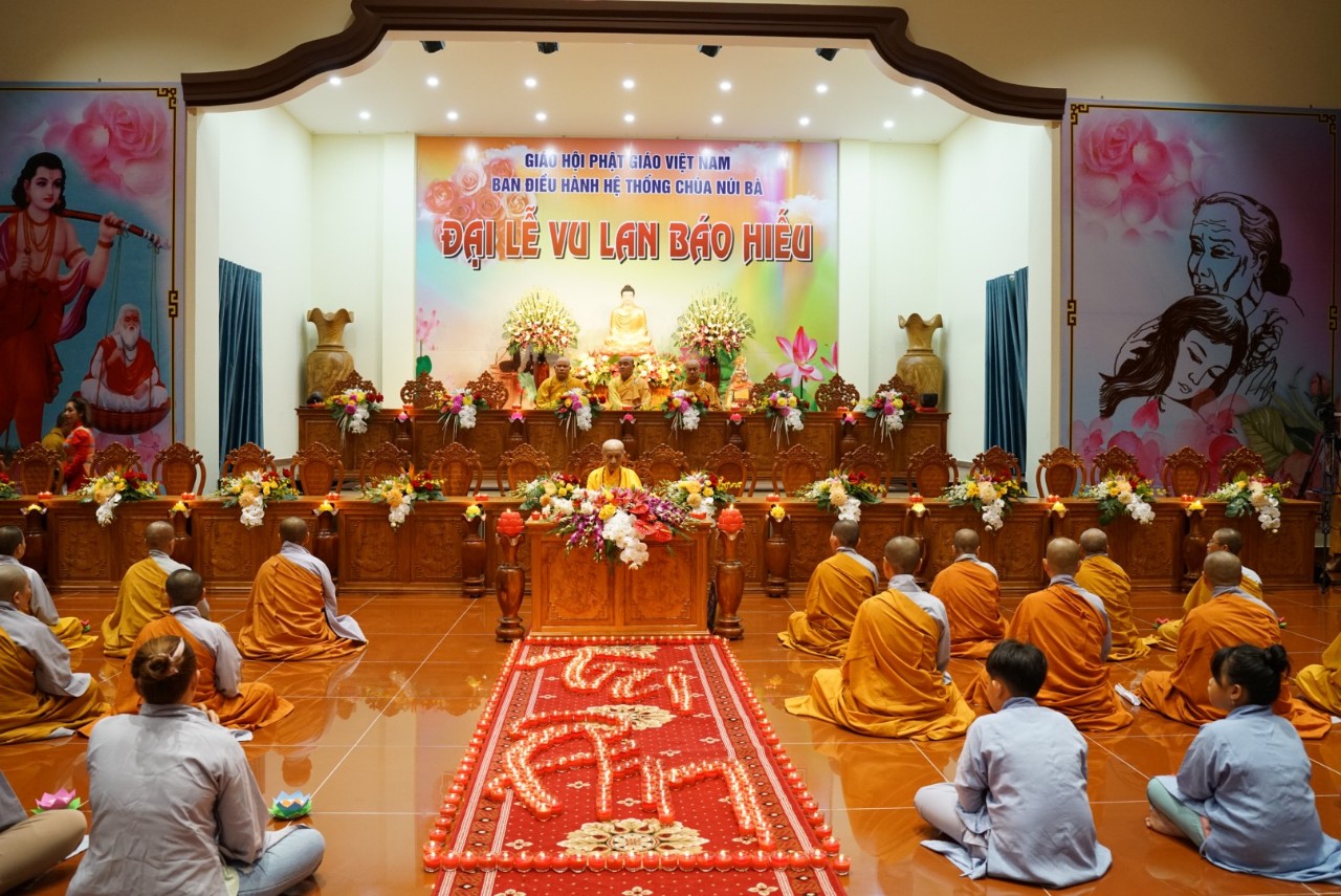 Tây Ninh: Đêm Hoa Đăng và khánh tuế Ni trưởng Thích Nữ Diệu Nghĩa - Viện chủ hệ thống các chùa Núi Bà